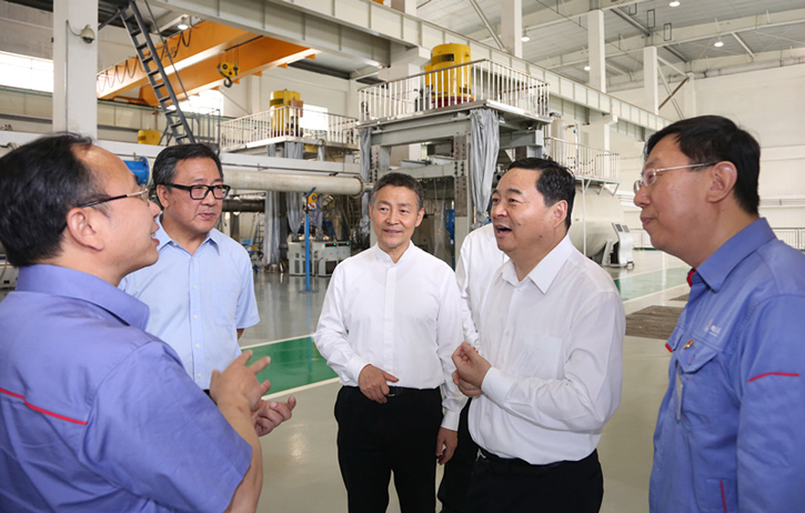 郝鹏与J9集团国际站集团一线科技人员深刻互换